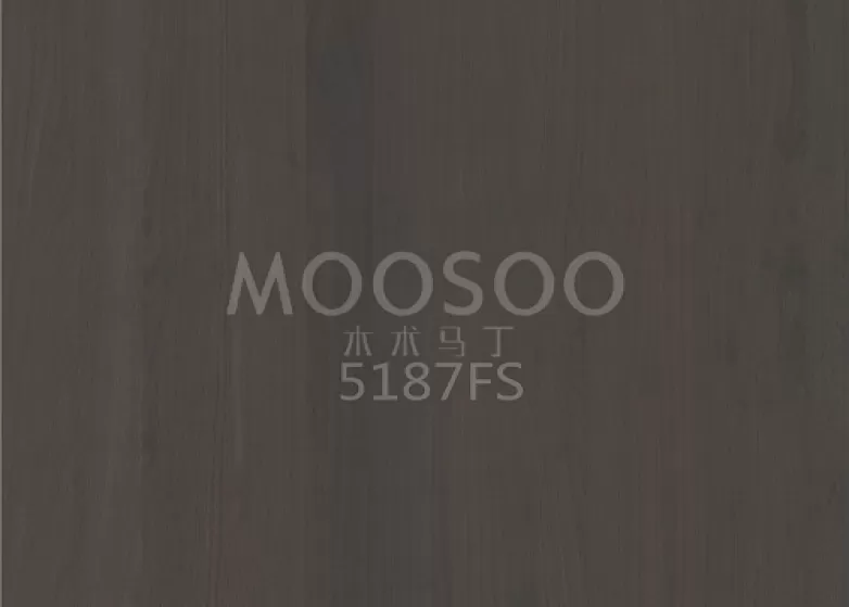 O que são painéis premium de olmo branco com escova de arame?